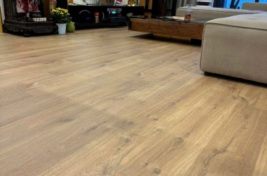 Sàn gỗ công nghiệp mùa hè có mát không? Giải đáp chi tiết